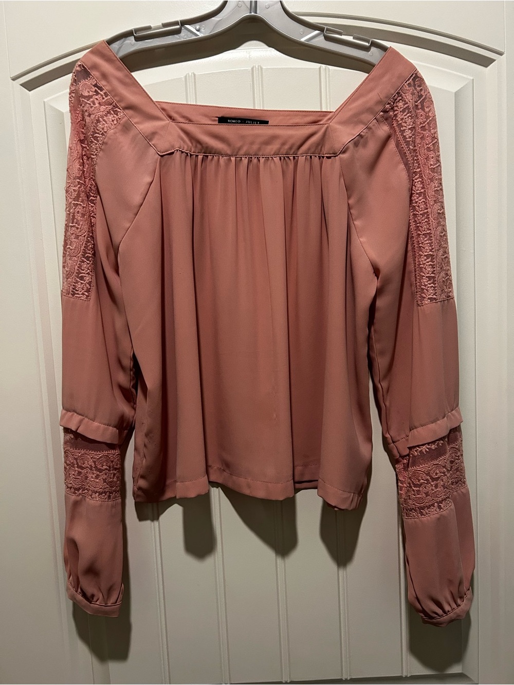 Romeo & Juliet Couture Rose Mauve Off-Shoulder Lace Sleeve Blouse